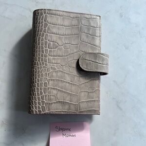 Gillio Mat Grey Croco Medium Compagna